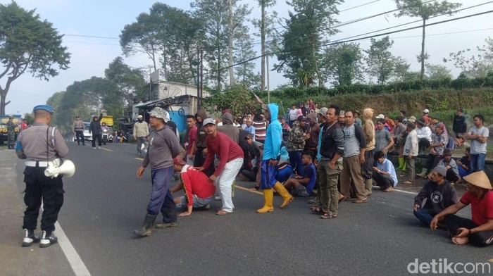 Warga Desa Candiyasan dan Desa Kapencar Kecamatan Kertek, Wonosobo blokade jalur Wonosobo - Temanggung.