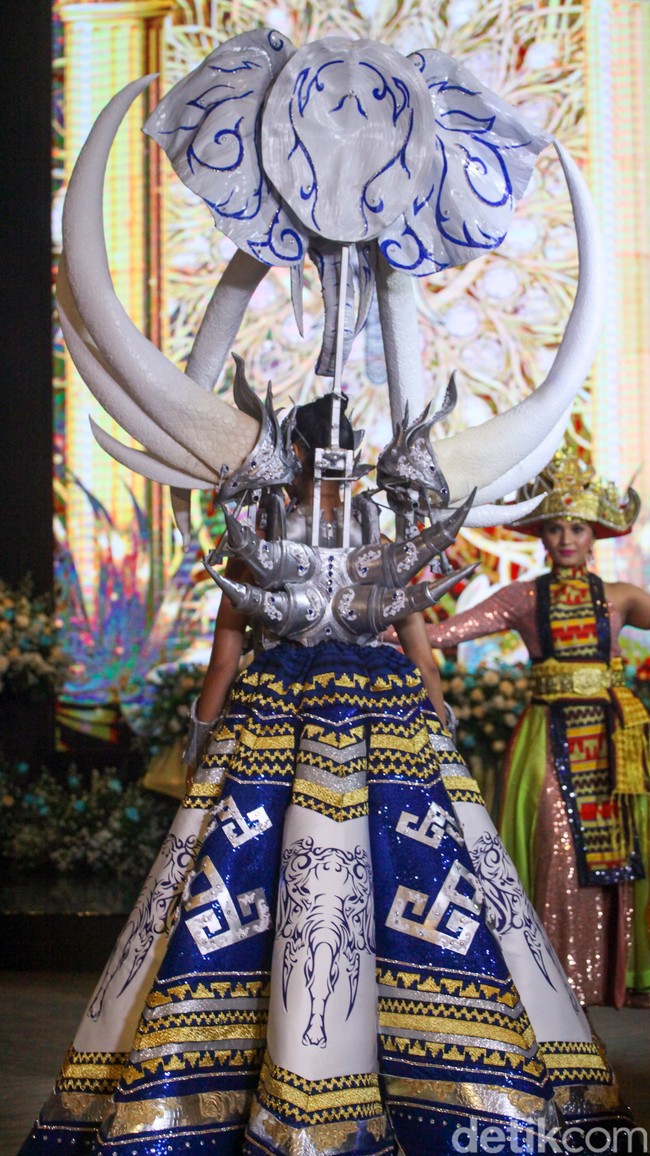 Ketika dipamerkan, busananya yang bernuansa putih terlihat ekstravagan. Foto: Andhika Prasetia