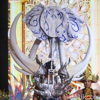 Ketika dipamerkan, busananya yang bernuansa putih terlihat ekstravagan. Foto: Andhika Prasetia