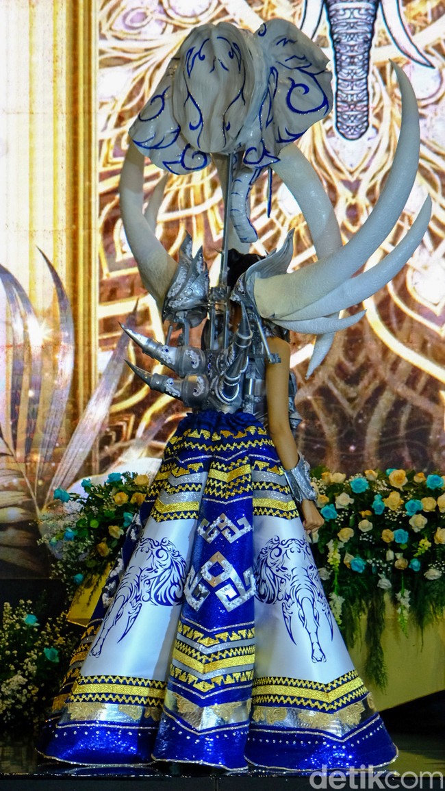 Dress yang dibuat selama 13 hari tersebut memiliki aksen rok berbentuk kerucut yang mewakili Way Kambas sebagai tempat berlindung gajah dari perburuan. Kostum itu juga merepresentasi petarung yang melindungi gajah. Foto: Andhika Prasetia