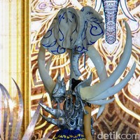 Dress yang dibuat selama 13 hari tersebut memiliki aksen rok berbentuk kerucut yang mewakili Way Kambas sebagai tempat berlindung gajah dari perburuan. Kostum itu juga merepresentasi petarung yang melindungi gajah. Foto: Andhika Prasetia