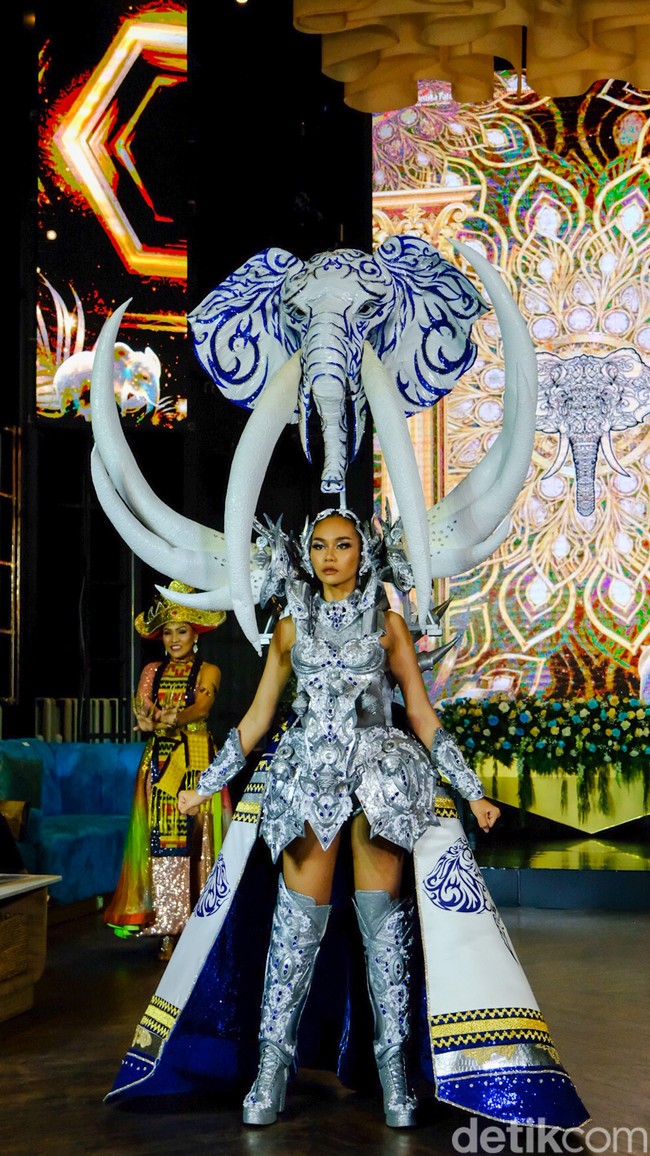 Dalam konferensi pers, Yasinta bicara mengenai gaun dan kebaya yang akan digunakan selama kompetisi. Ia akan memakai busana dari sejumlah desainer lokal kenamaan, termasuk Intan Avantie. Sedangkan untuk national costume, Yasinta bakal membawakan kostum bertema Lampung, tepatnya Way Kambas yang menjadi tempat perlindungan gajah karya Annisa Banyuwangi.Foto: Andhika Prasetia