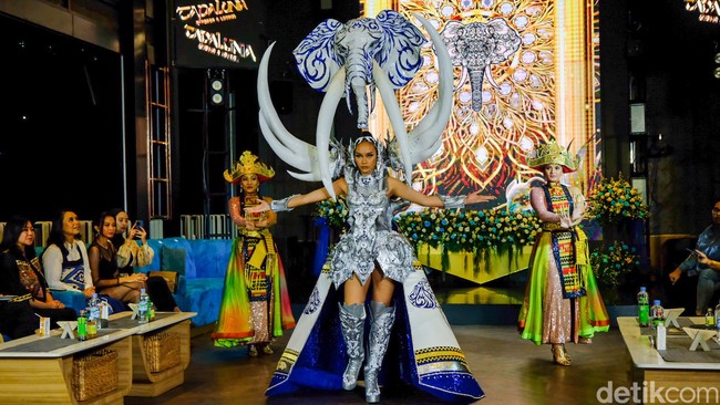 Adapun sentuhan kain tradisional Tapis Lampung dan warna biru yang melambangkan ketenangan, perdamaian dan perlindungan. Foto: Andhika Prasetia