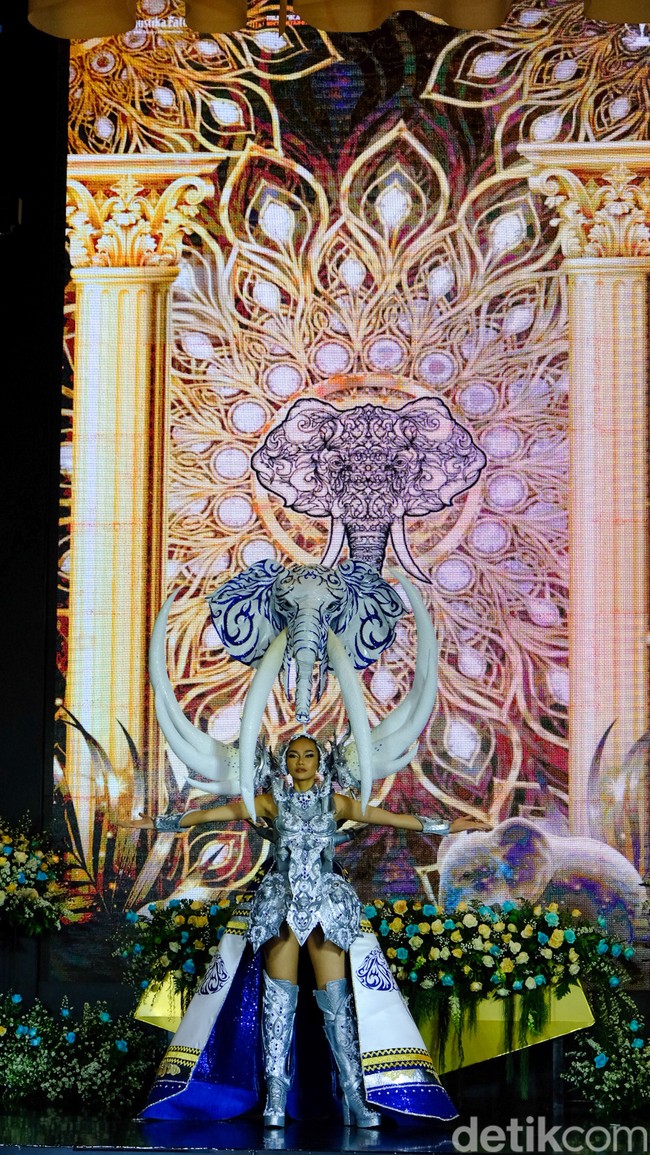 Beginilah megahnya kostum nasional yang akan dibawakan Yasinta Aurellia ke ajang Miss Supranational 2023. Foto: Andhika Prasetia