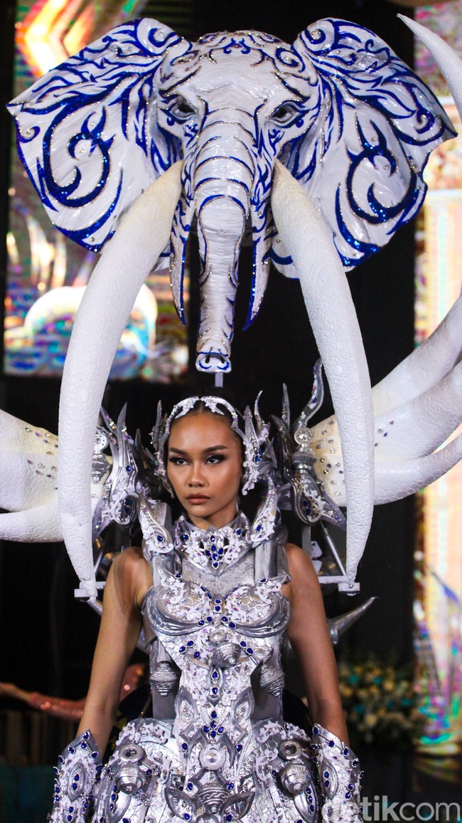 Putri Kuswisnu Wardani selaku Ketua Dewan Pembina YPI pun mengungkap alasannya memilih Yasinta untuk maju ke Miss Supranational. Dikatakan jika mahasiswa UPN Veteran Jawa Timur tersebut memiliki 3B (Beauty, Brain, Behaviour) dan memiliki tekad kuat untuk dilatih dalam waktu singkat. Selain itu, Yasinta juga sudah memiliki kemampuan catwalk yang baik karena latar belakangnya sebagai model. Hal tersebut bisa dilihat dari gayanya membawakan kostum yang berat ini.Foto: Andhika Prasetia