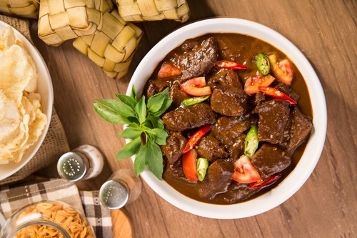 A traditional Indonesian stir-fry dish. Its usually made with a combination of lamb, onion, garlic, chili peppers, bay leaves, salt, ginger, soy sauce, and oil.