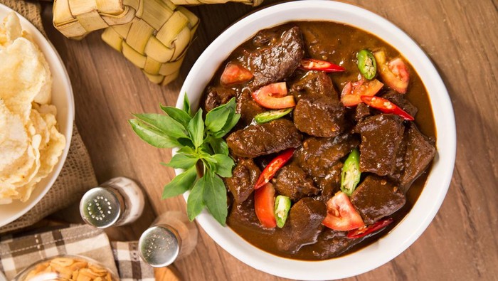 A traditional Indonesian stir-fry dish. Its usually made with a combination of lamb, onion, garlic, chili peppers, bay leaves, salt, ginger, soy sauce, and oil.