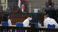 Empat orang terdakwa kasus gagal ginjal akut yang diduga akibat peredaran obat sirup tidak sesuai standar keamanan menjalani sidang perdananya di Pengadilan Negeri Kota Kediri, Jawa Timur, Selasa (20/6/2023).  