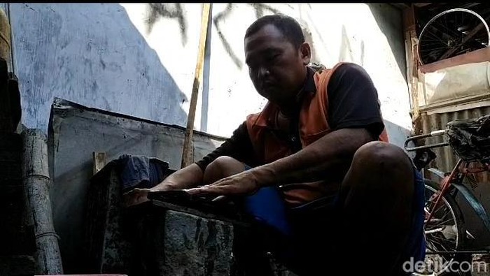 Ahmad Rofii (43) saat mengasah pisau-pisau untuk menyembelih hewan kurban jelang Idul Adha.
