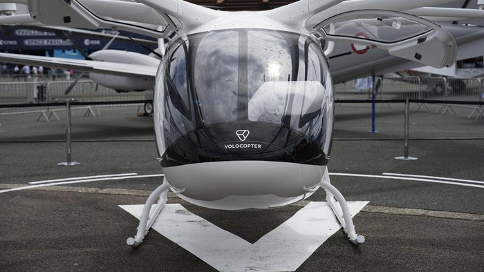 Paris Air Show 2023 digelar di Le Bourget, Prancis. Taksi drone 'Volocopter 2X' unjuk kebolehan di pameran penerbangan dan kedirgantaraan internasional tersebut.