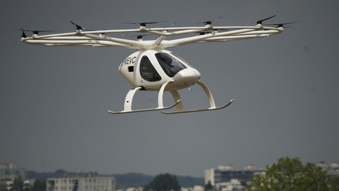 Aksi Taksi Terbang Volocopter 2X di Langit Prancis Paris Air Show 2023 digelar di Le Bourget, Prancis. Taksi drone 'Volocopter 2X' unjuk kebolehan di pameran penerbangan dan kedirgantaraan internasional tersebut.