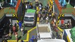 Ramai Aktivitas Penyebrangan di Pelabuhan Kayangan Lombok