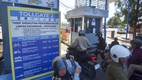 Sejumlah calon penumpang antre membeli tiket kapal feri tujuan Pulau Sumbawa dari Pelabuhan Kayangan, Selong, Lombok Timur, NTB, Senin (19/6/2023). 