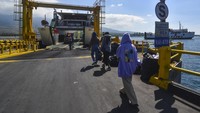 Penyebrang akan dikenakan tarif untuk pejalan kaki dewasa Rp18.800, sepeda kayuh Rp32 ribu, sepeda motor kurang dari 500cc Rp75 ribu, sepeda motor lebih dari 500cc Rp130 ribu, kendaraan penumpang dimensi sampai 5 meter Rp563 ribu, mobil bak dimensi sampai 5 meter Rp 502 ribu, bus sedang dimensi sampai 7 meter Rp893 ribu dan truk sedang dimensi sampai 7 meter Rp760 ribu.  