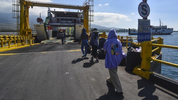 Aktivitas Penyebrangan di Pelabuhan Kayangan Lombok Sejumlah kendaraan memasuki kapal feri Garda Maritim yang akan menuju Pulau Sumbawa dari Pelabuhan Kayangan, Selong, Lombok Timur, NTB, Senin (19/6/2023). Jumlah kapal feri yang beroperasi pada rute penyeberangan Kayangan-Poto Tano (Lombok-Sumbawa) saat ini sebanyak 10 kapal per hari dari 27 unit kapal yang tersedia, dengan tarif untuk pejalan kaki dewasa Rp18.800, sepeda kayuh Rp32 ribu, sepeda motor kurang dari 500cc Rp75 ribu, sepeda motor lebih dari 500cc Rp130 ribu, kendaraan penumpang dimensi sampai 5 meter Rp563 ribu, mobil bak dimensi sampai 5 meter Rp 502 ribu, bus sedang dimensi sampai 7 meter Rp893 ribu dan truk sedang dimensi sampai 7 meter Rp760 ribu. ANTARA FOTO/Ahmad Subaidi/rwa.
