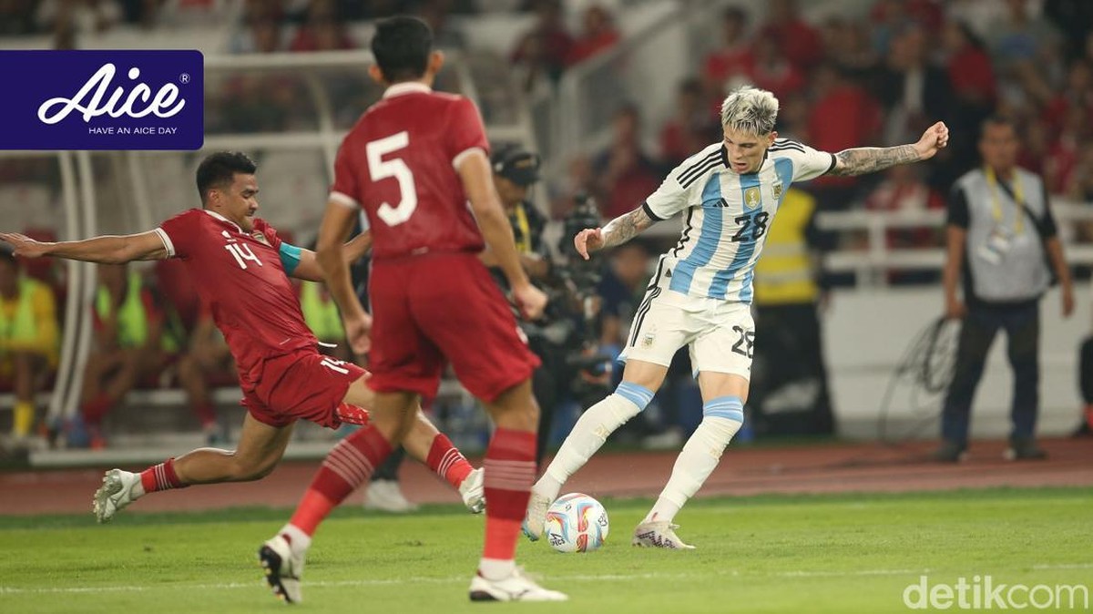 Momen Asnawi Mangkuala menekel Alejandro Garnacho di SUGBK. (Foto: Rifkianto Nugroho/detikSport)