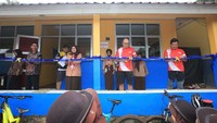 Tampak dalam gambar : Iskak Hendrawan (Jack), Direktur Operasional dan Teknologi Informasi IFG Life Gatot Haryadi, Head of Corporate Secretariat IFG Life, Elies Destianawati, Kepala Sekolah SDN Singajaya 06, Jonggol Kabupaten Bogor, Usep Khaerudin. S.Pd perwakilan dari Kelompok Kerja Kepala Sekolah ( K3S) Kecamatan Jonggol, Kabupaten Bogor, tengah melakukan prosesi gunting pita yang menandakan peresmian revitalisasi perpustakaan di SDN Singajaya 06, Jonggol Kabupaten Bogor. 