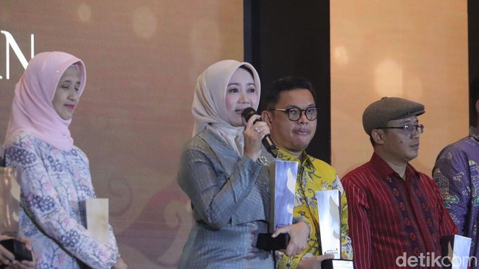 Atalia Praratya saat menerima piala detikJabar Awards