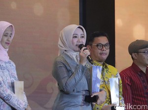Sekoper Cinta, Atalia Praratya Dianugerahi Figur Teladan detikJabar Awards