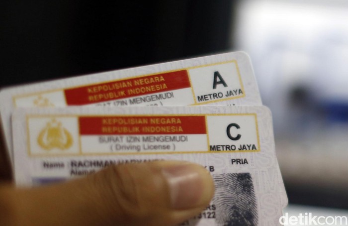 Aturan baru bikin SIM sudah berlaku di Polda Metro. Ada alasan khusus mengapa Polri menetapkan aturan baru bagi pemohon SIM. Simak aturan terbaru pembuatan SIM!