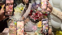Melalui Instagram, penyanyi kelahiran 20 Juni 1992 ini membagikan momens saat mendapat kejutan ulang tahun. Berupa aneka kue tart dengan berbagai desain. Foto: Instagram @ayutingting92