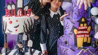 Terakhir ada momen Ayu Ting Ting saat merayakan ulang tahun putrinya, Bilqis. Konsepnya tak kalah unik, yaki bertema Harry Potter termasuk pada desain kuenya. Foto: Instagram @ayutingting92