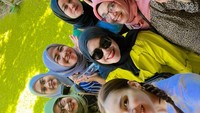 etelah merayakan ulang tahun, tak lupa Ayu Ting Ting juga berfoto bersama dengan mereka yang telah memberikan kejutan. Foto: Instagram @ayutingting92