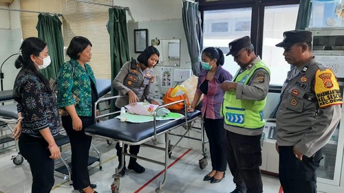 Bayi yang terbuang di area Pura Taman Sari, Jalan Batas Dukuh Sari, Banjar Karya Dharma, Kelurahan Sesetan, Denpasar, Bali, mendapatkan perawatan di puskesmas. (Dok. Polresta Denpasar)