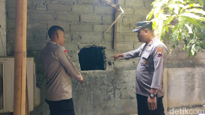 Tembok toko swalayan di Desa Mandong, Kecamatan Trucuk dibobol.