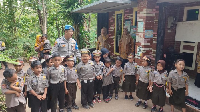 Bripka Heri Prasetyo melihat aktivitas di TK Bumi Damai Indonesia