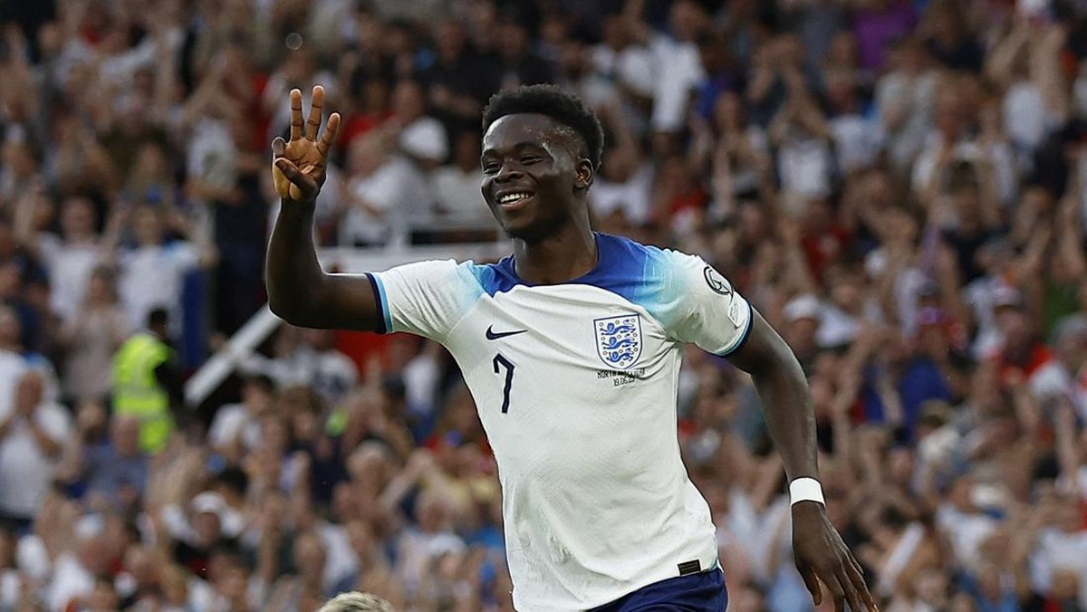 Bukayo Saka bikin hat-trick dalam kondisi kakinya sakit (Action Images via Reuters/JASON CAIRNDUFF)