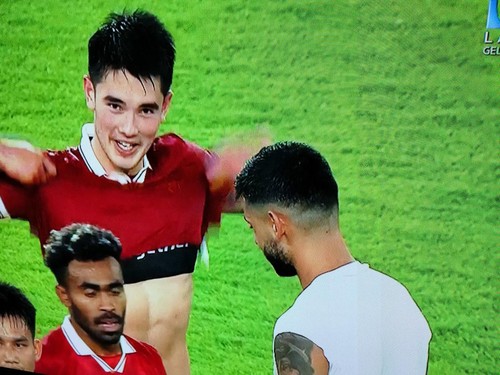 Elkan Baggot kala hendak memberikan jerseynya kepada Cristian Romero.