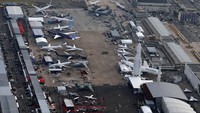Tampilan udara menunjukkan pesawat terbang dan roket selama Paris Air Show Internasional ke-54 di bandara Le Bourget. REUTERS/Stephanie Lecocq  