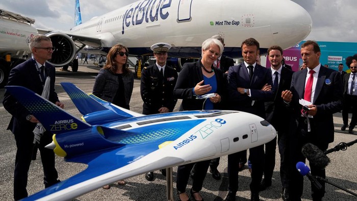 Deretan Pesawat Canggih Nan Keren Mejeng di Paris Air Show French President Emmanuel Macron and Airbus CEO Guillaume Faury look at an Airbus Zero, a concept hybrid-hydrogen aircraft, during the International Paris Air Show, in Le Bourget, France June 19, 2023 Michel Euler/Pool via REUTERS