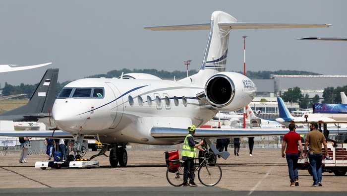 Deretan Pesawat Canggih Nan Keren Mejeng di Paris Air Show A Gulfstream Aerospace G500 aircraft arrives at the 54th International Paris Airshow at Le Bourget Airport near Paris, France, June 18, 2023. REUTERS/Benoit Tessier