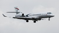 Pesawat jet bisnis jarak jauh Dassault Falcon 6X melakukan pertunjukan terbang di Paris Air Show. Diperkirakan, ada lebih dari 300.000 orang yang akan mengunjungi pameran ini selama sepekan ke depan. REUTERS/Benoit Tessier