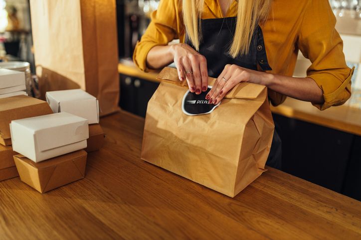 Pelanggan Ngamuk Setelah Dicurangi Pelayan Bayar Uang Tip 3 Kali