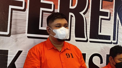 Direktur PT MAG Diamond, M Akbar Gusmawan, tersangka TPPO dihadirkan saat konferensi pers di Ditreskrimsus Polda Bali, Selasa (20/6/2023).