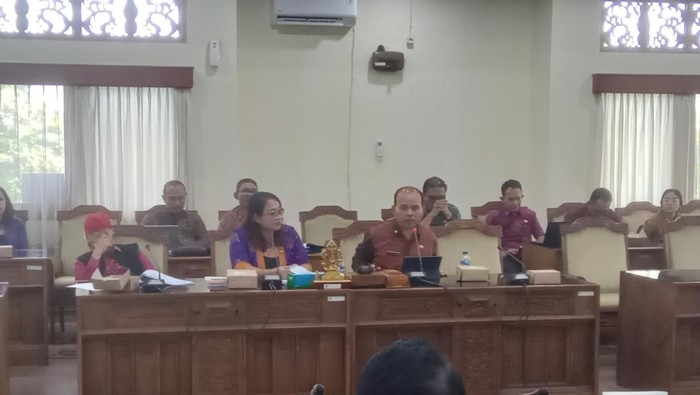 Dewan Perwakilan Rakyat Daerah (DPRD) Bali menggelar rapat pembahasan Raperda tentang Penanggulangan Bencana di gedung DPRD, Selasa (20/6/2023).