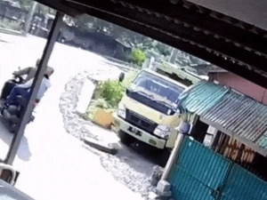 2 Pemotor Nyaris Tertabrak KA di Perlintasan Tanpa Palang di Jakbar