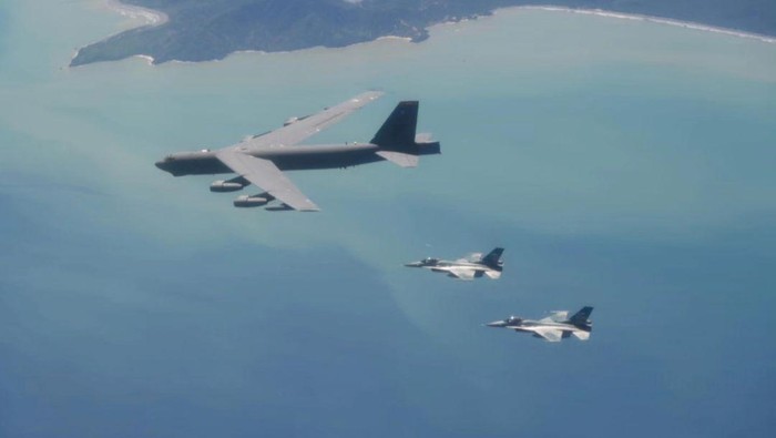 Dua pesawat pengebom (bomber) milik Angkatan Udara AS (United State Air Force/USAF) jenis B-52 Stratofortress melintasi wilayah Indonesia. Pesawat pengebom AU AS itu dibuntuti 3 pesawat tempur F-16 TNI AU. (IG @militer.udara)