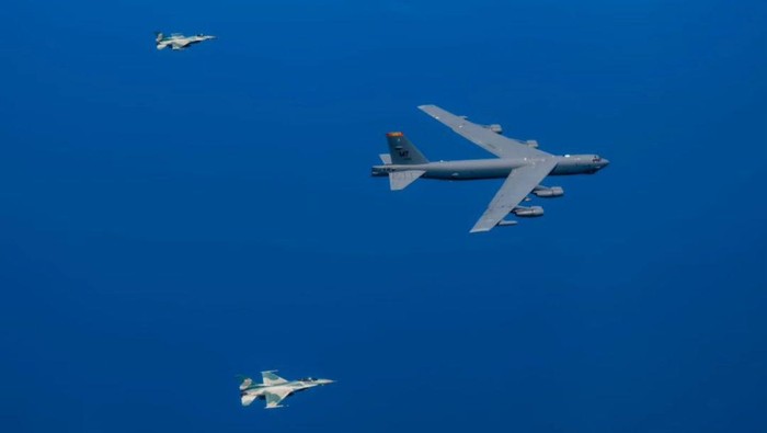 Dua pesawat pengebom (bomber) milik Angkatan Udara AS (United State Air Force/USAF) jenis B-52 Stratofortress melintasi wilayah Indonesia. Pesawat pengebom AU AS itu dibuntuti 3 pesawat tempur F-16 TNI AU. (IG @militer.udara)