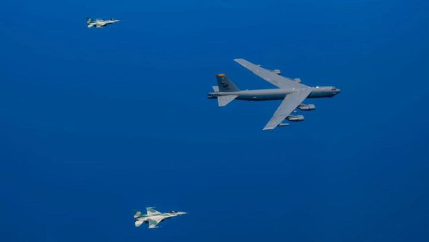 Dua pesawat pengebom (bomber) milik Angkatan Udara AS (United State Air Force/USAF) jenis B-52 Stratofortress melintasi wilayah Indonesia. Pesawat pengebom AU AS itu 'dibuntuti' 3 pesawat tempur F-16 TNI AU. (IG @militer.udara)