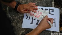 Aksi tersebut sebagai bentuk protes terhadap kriminalisasi kepada Bach yang sedang ditahan otoritas Vietnam karena mengkritik kebijakan batu bara di negara tersebut.  