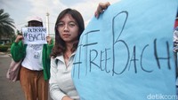 Sejumlah masyarakat sipil Indonesia menggelar aksi solidaritas #BebaskanBach di Kawasan Monas, Jakarta, Selasa (20/6/2023).  
