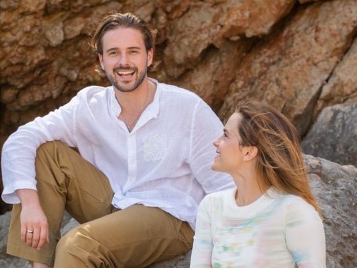 Emma Watson pakai gaun melayang yang bikin netizen bingung.