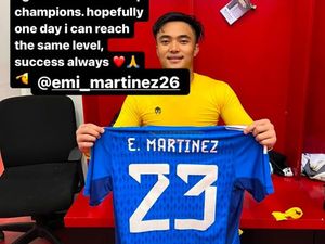 Semringahnya Ernando Dapat Jersey Emi Martinez Usai Laga Lawan Argentina
