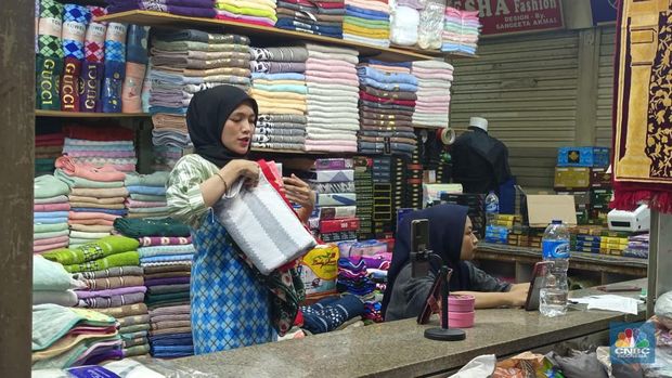 Fenomena baru para pedagang Pasar Tanah Abang melakukan live streaming untuk menjual barang dagangnya. (CNBC Indonesia/Martyasari Rizky)