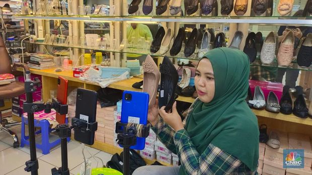 Fenomena baru para pedagang Pasar Tanah Abang melakukan live streaming untuk menjual barang dagangnya. (CNBC Indonesia/Martyasari Rizky)