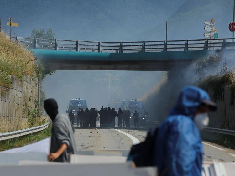 Gas Air Mata Warnai Aksi Tolak Jalur Kereta Cepat Prancis-Italia